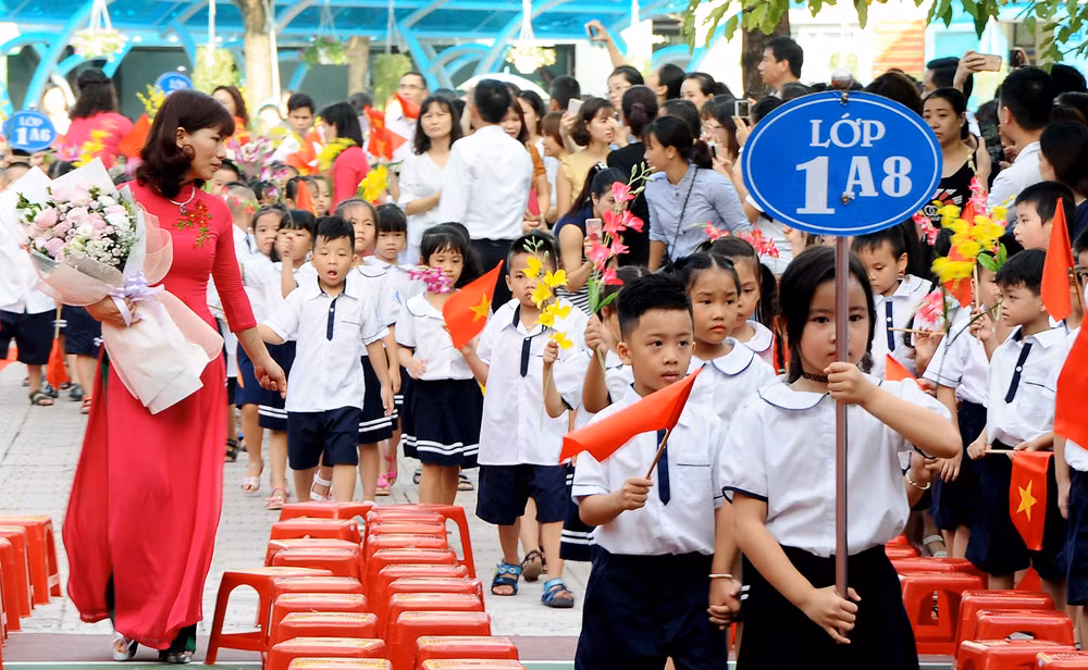 Chính sách tiền lương và phụ cấp để nhà giáo yên tâm cống hiến là vấn đề nhận được nhiều ý kiến đóng góp. Ảnh: HẢI NAM
