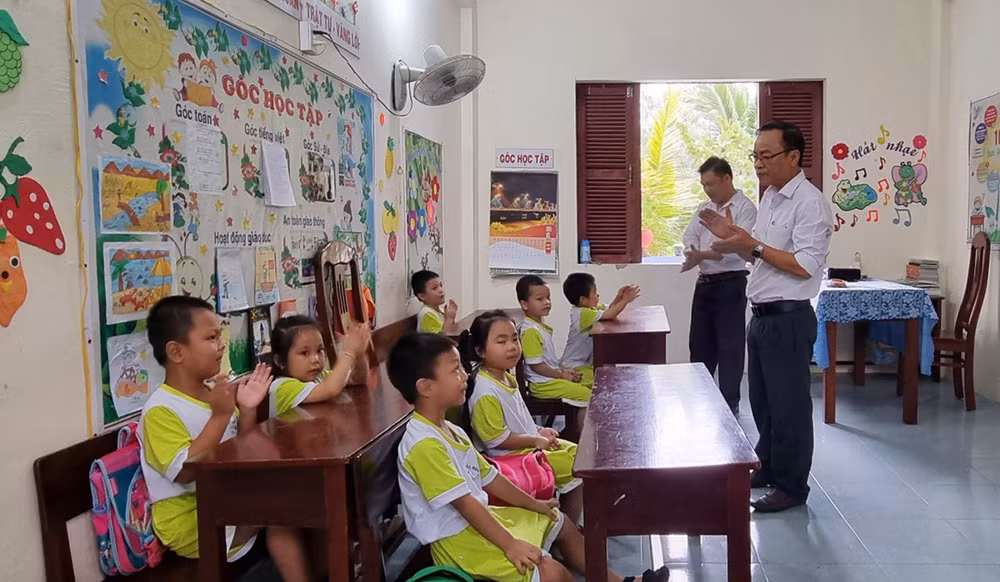 Giờ học của thầy và trò Trường tiểu học xã Song Tử Tây.