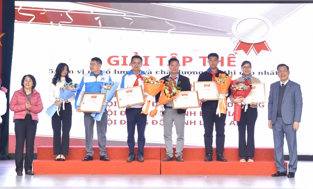 Ban tổ chức trao giải tập thể cho các đơn vị có nhiều bài dự thi và chất lượng nhất. Ban tổ chức trao giải tập thể cho các đơn vị có nhiều bài dự thi và chất lượng nhất.