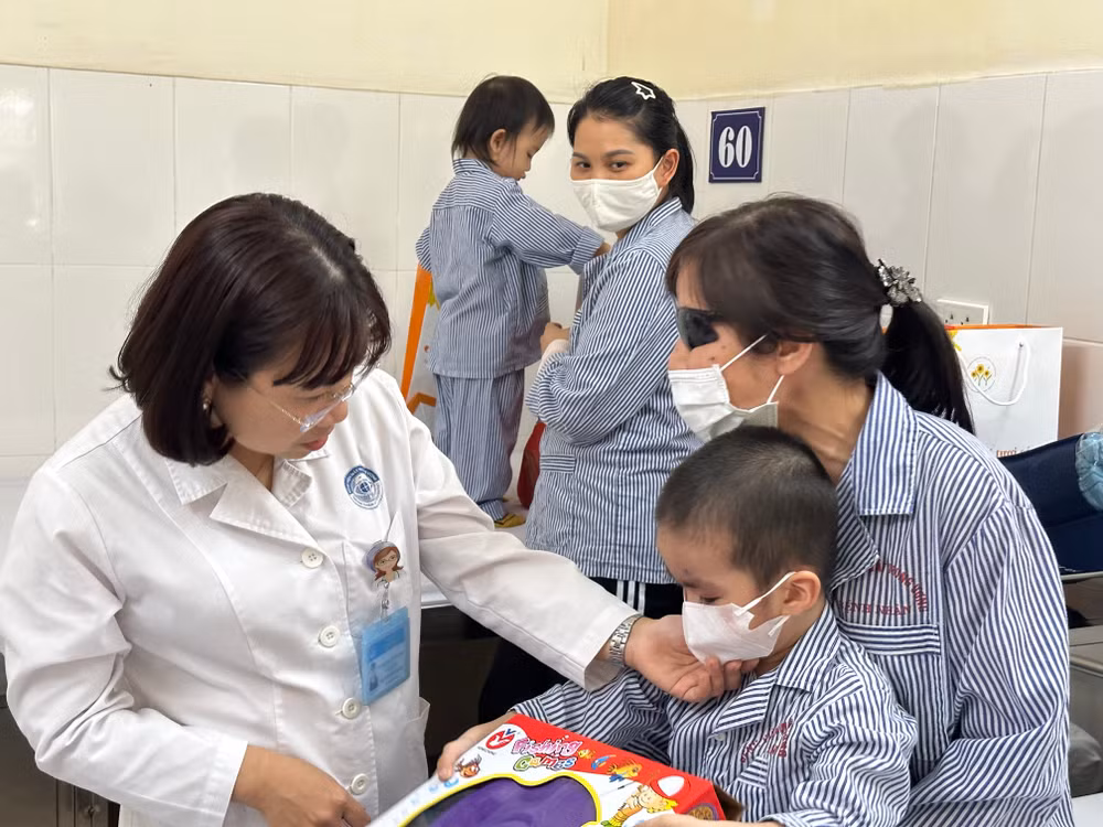 Tiến sĩ Phạm Thị Minh Châu phụ trách Đơn vị ung bướu mắt trao đổi với bệnh nhi.