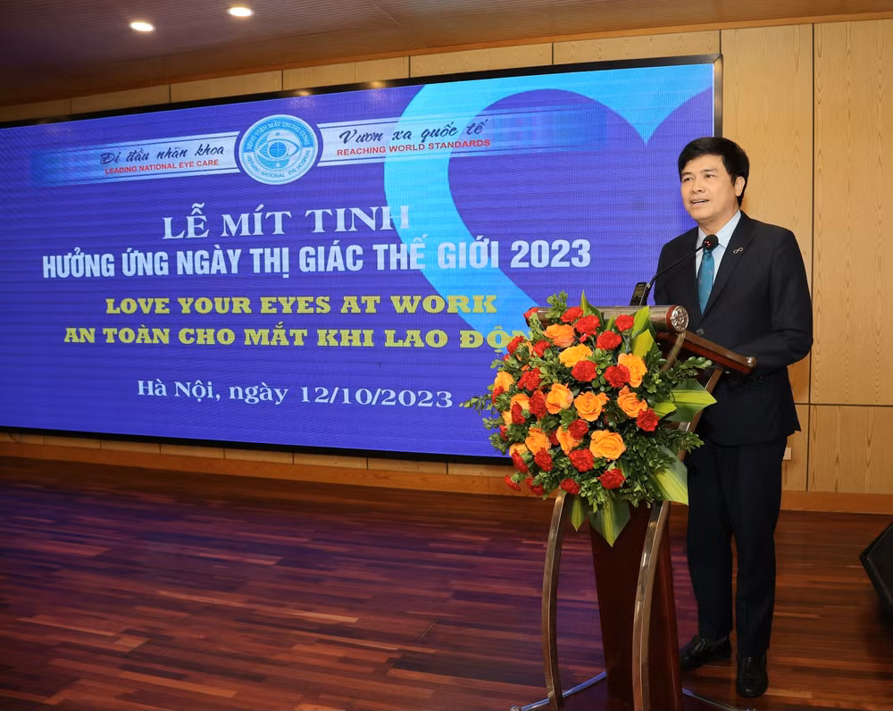 PGS,TS Nguyễn Tuấn Hưng, Phó Vụ trưởng Vụ Tổ chức cán bộ (Bộ Y tế) phụ trách, quản lý, điều hành Bệnh viện Mắt Trung ương phát biểu tại lễ mít-tinh.