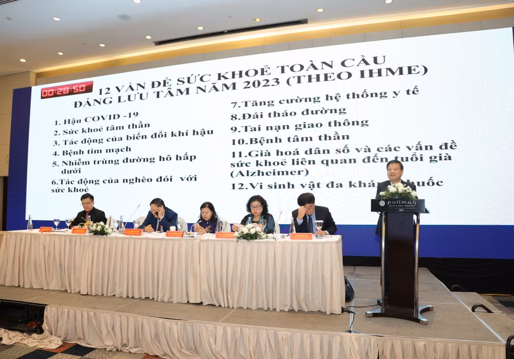 Các báo cáo viên trình bày báo cáo tại Hội nghị.