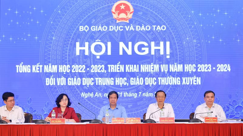 Lãnh đạo Bộ Giáo dục và Đào tạo cùng các đơn vị chức năng chủ trì hội nghị.
