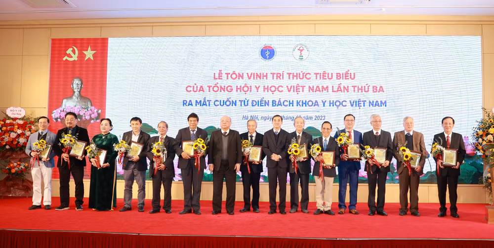 Tôn vinh, tặng hoa các trí thức tiêu biểu của Tổng hội Y học Việt Nam. Tôn vinh, tặng hoa các trí thức tiêu biểu của Tổng hội Y học Việt Nam.