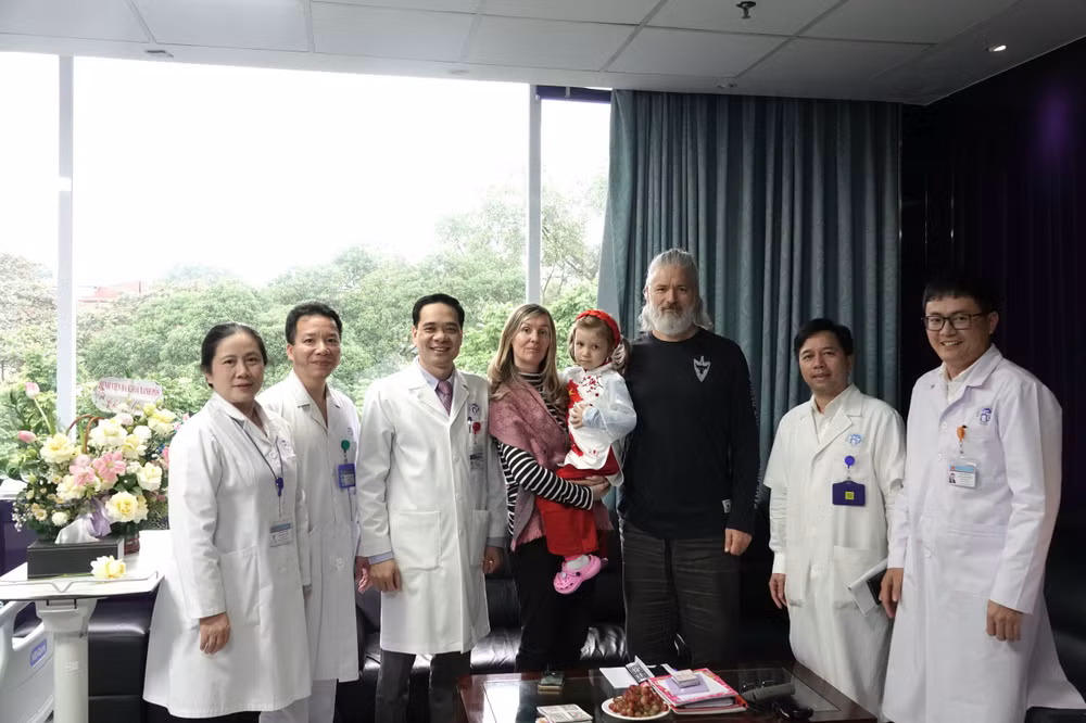 Gia đình cháu bé và các bác sĩ Bệnh viện đa khoa Xanh Pôn trước khi được ra viện.