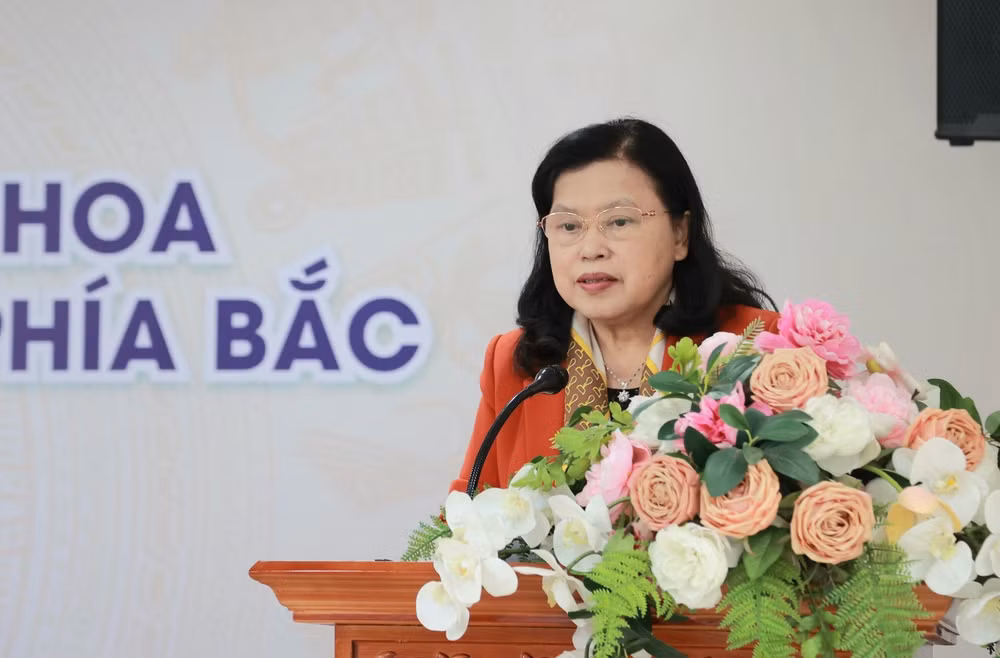 GS,TS Nguyễn Thị Xuyên, Chủ tịch Tổng hội Y học Việt Nam phát biểu tại buổi gặp mặt.
