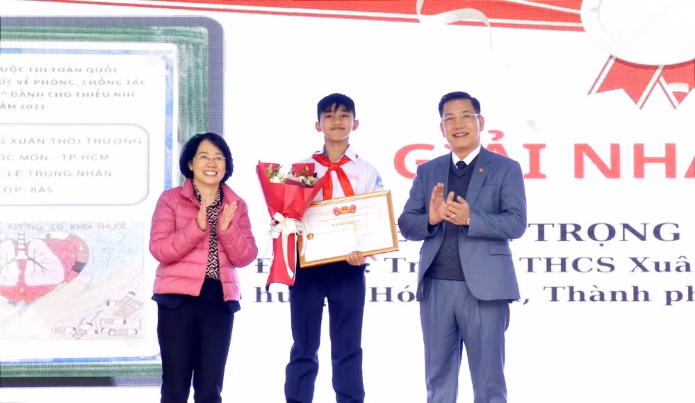 Trao giải Nhất cá nhân cuộc thi Tìm hiểu kiến thức về phòng, chống tác hại của thuốc lá dành cho thiếu nhi năm 2023.
