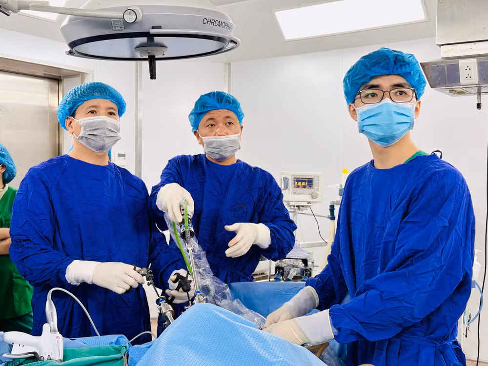 Các bác sĩ thực hiện ca phẫu thuật. Các bác sĩ thực hiện ca phẫu thuật.