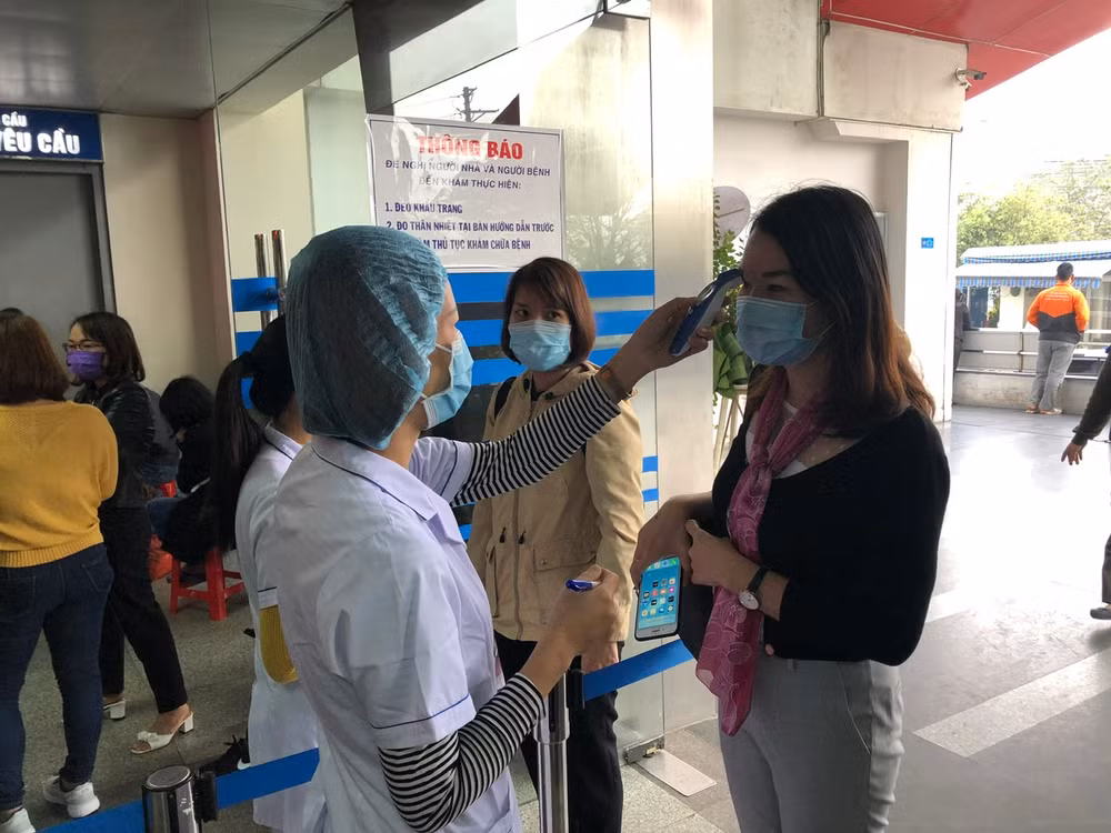 Bộ Y tế khuyến cáo người dân khi đến các cơ sở y tế cần đeo khẩu trang để ngăn chặn sự lây lan các tác nhân gây bệnh.