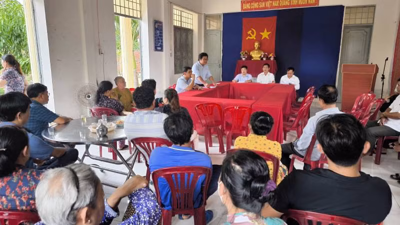 Đại diện chính quyền địa phương tổ chức đối thoại với người dân xung quanh bãi rác An Hiệp.
