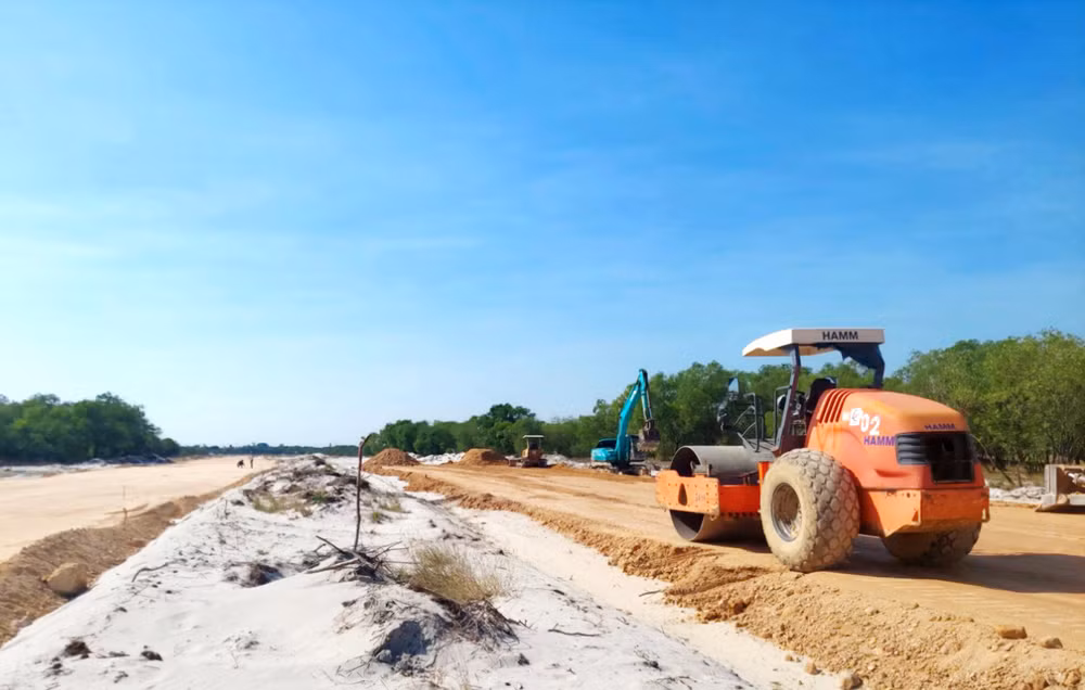 Các đơn vị thi công phần đường của Dự án đường ven biển nối hành lang kinh tế đông tây tỉnh Quảng Trị, giai đoạn 1, đoạn qua huyện Gio Linh.