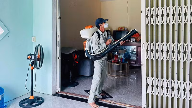 Phun hóa chất khử trùng phòng dịch bệnh ho gà lây lan trên địa bàn thành phố Quảng Ngãi. 
