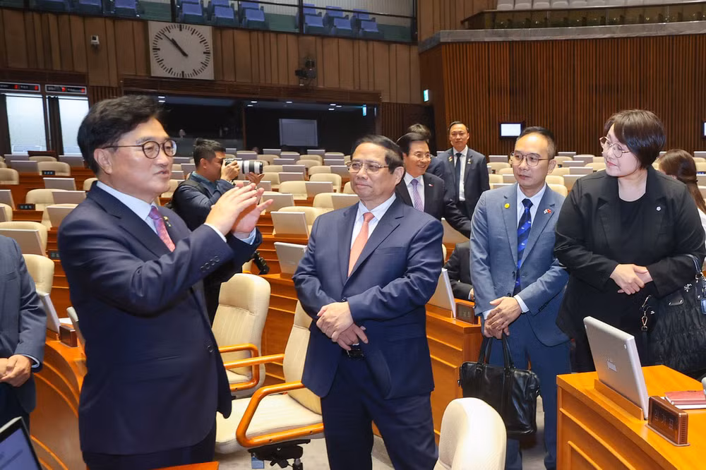 Chủ tịch Quốc hội Hàn Quốc Woo Won-sik giới thiệu với Thủ tướng Phạm Minh Chính Nhà Quốc hội Hàn Quốc. Chủ tịch Quốc hội Hàn Quốc Woo Won-sik giới thiệu với Thủ tướng Phạm Minh Chính Nhà Quốc hội Hàn Quốc.