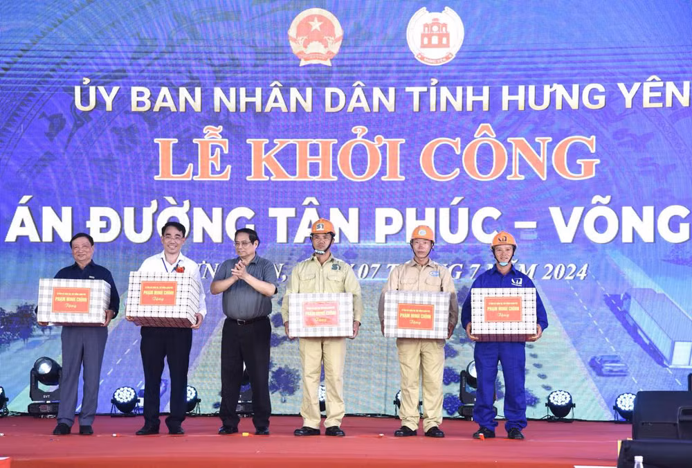 Thủ tướng Phạm Minh Chính tặng quà động viên các đơn vị tham gia thi công Dự án đường Tân Phúc-Võng Phan.