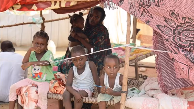Người dân tại trại tị nạn ở Port Sudan, bang Biển Đỏ, Sudan. (Ảnh: THX/TTXVN)