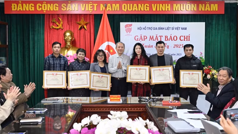 Trao Bằng khen cho cán bộ, phóng viên các cơ quan báo chí.