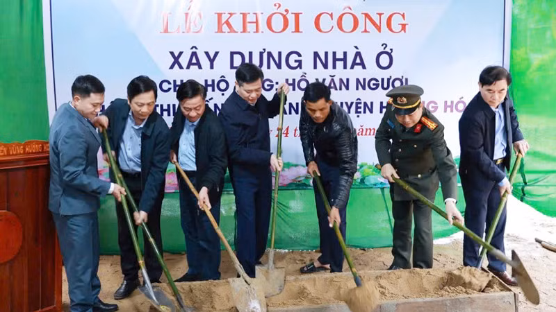 Các đại biểu tiến hành thủ tục khởi công xây nhà ở mẫu cho hộ gia đình ông Hồ Văn Ngươi ở Khối 6, thị trấn Khe Sanh. 