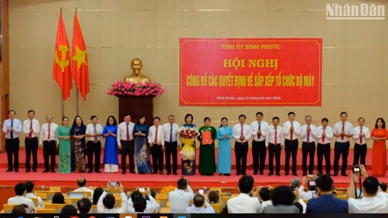 Các đồng chí nhận quyết định thành lập Đảng bộ Ủy ban nhân dân tỉnh Bình Phước.
