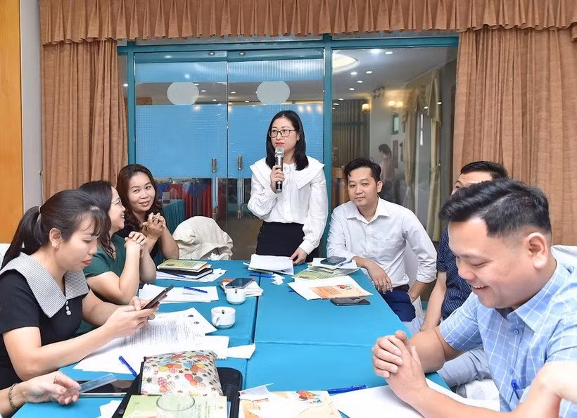 Tập huấn cho cán bộ, giáo viên về kiến thức, kỹ năng trợ giúp học sinh đối mặt với khủng hoảng.