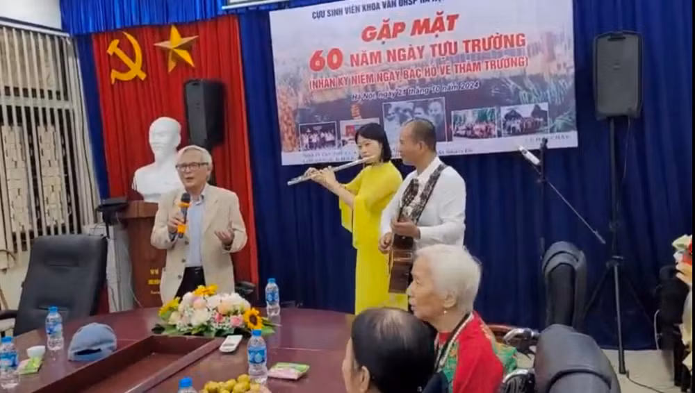 Nhà giáo, nhà thơ Bùi Công Minh trong buổi Gặp mặt Kỷ niệm 60 năm Bác Hồ về thăm Trường ĐHSP Hà Nội (1964-2024).