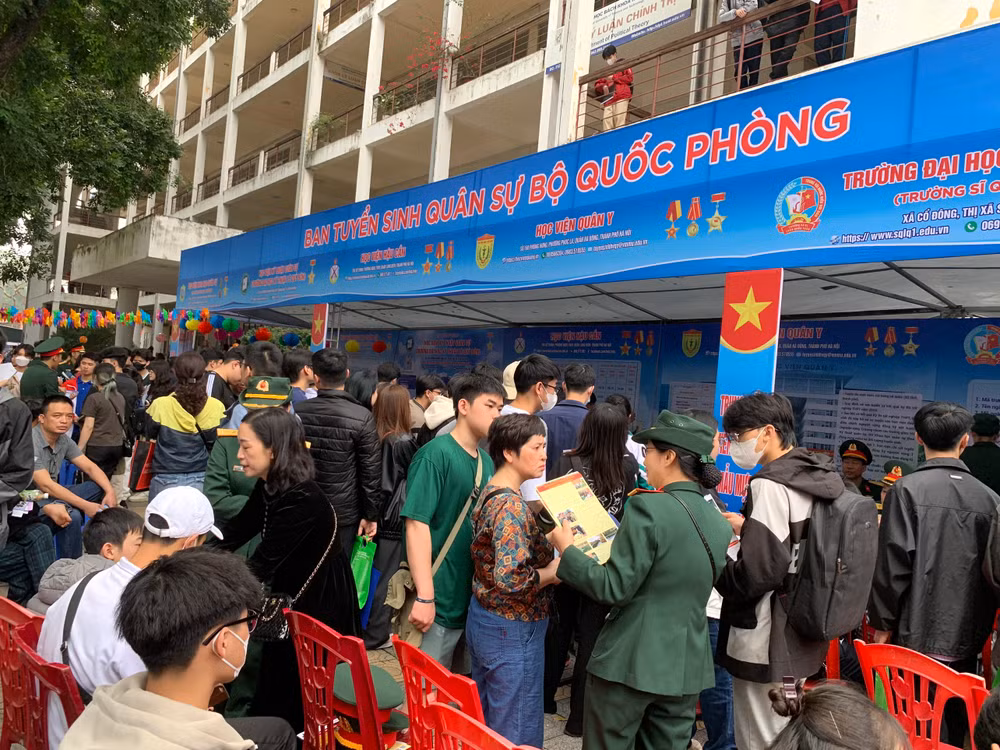 Khối ngành quân sự, công an cũng nhiệt tình tham gia những ngày hội tư vấn tuyển sinh.