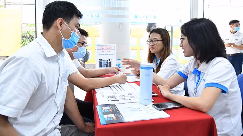 Lao động tìm cơ hội tại phiên giao dịch việc làm của Trung tâm Dịch vụ việc làm Hà Nội. (Ảnh: Thủy Nguyên).