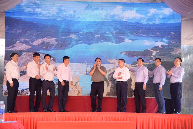 Thủ tướng Phạm Minh Chính và các đồng chí lãnh đạo thực hiện nghi thức khánh thành công trình Hồ chứa nước Đồng Mít.