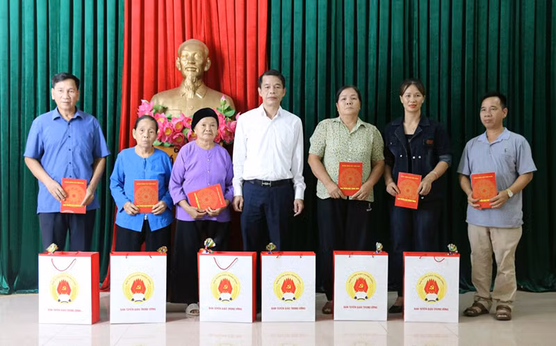 Lãnh đạo Ban Tuyên giáo Trung ương tặng quà người dân thôn Thia, xã Tân Trào nhân dịp về nguồn kỷ niệm 93 năm Ngày truyền thống ngành tuyên giáo. (Ảnh: Tạp chí Tuyên giáo)