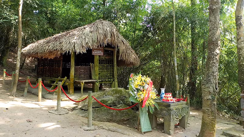 Lán Nà Nưa nơi ở và làm việc của Bác Hồ từ cuối tháng 5 đến ngày 22/8/1945.