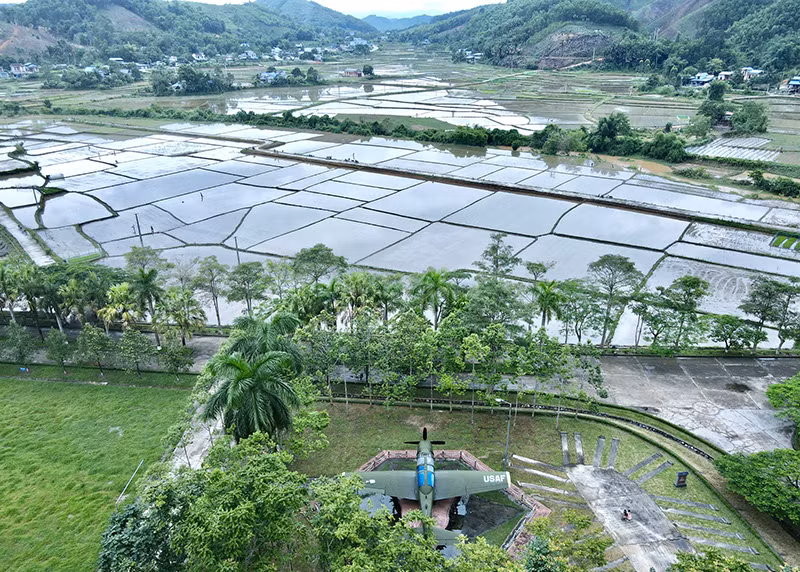 Sân bay quốc tế đầu tiên của Việt Nam, được Bác Hồ trực tiếp chỉ đạo xây dựng cách đây 81 năm, hoàn thành thần tốc trong 2 ngày Sân bay quốc tế đầu tiên của Việt Nam, được Bác Hồ trực tiếp chỉ đạo xây dựng cách đây 81 năm, hoàn thành thần tốc trong 2 ngày