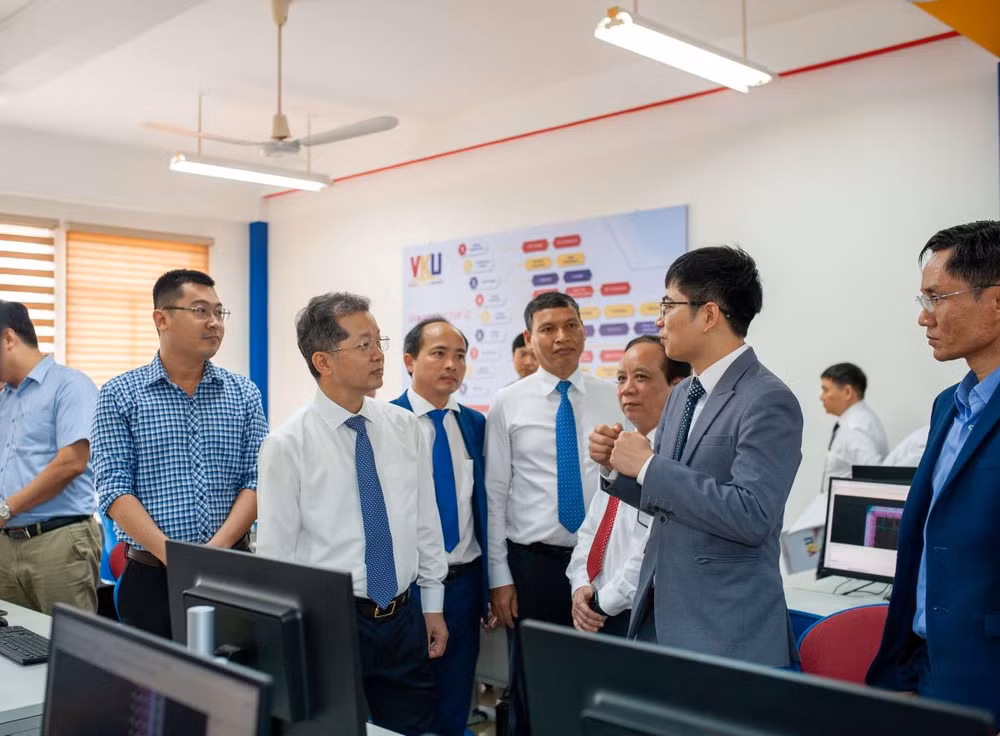 Đồng chí Nguyễn Văn Quảng cùng đoàn tham quan, trao đổi về Trung tâm Vi mạch bán dẫn và Công nghệ thông minh (VKU - SSTH).