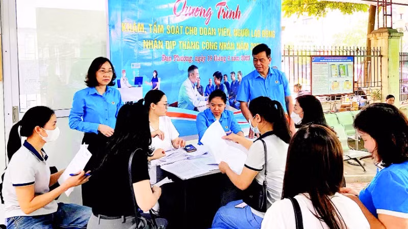 Liên đoàn Lao động huyện Đan Phượng tổ chức khám sức khỏe sinh sản, tầm soát phát hiện ung thư miễn phí cho hơn 120 đoàn viên, người lao động. (Ảnh HOÀNG THỊ THANH)
