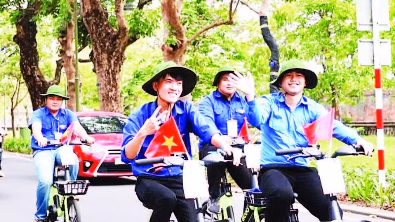 Đoàn viên tham gia hành trình đạp xe qua các cung đường gắn liền với thời niên thiếu của Chủ tịch Hồ Chí Minh. (Ảnh MINH NGUYÊN)
