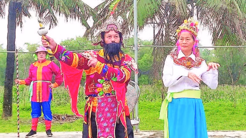 Một buổi tập luyện của Câu lạc bộ tuồng truyền thống Khương Hà, xã Hưng Trạch.