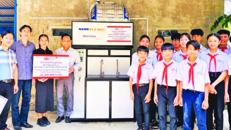 Đại diện Lifestart Foundation tài trợ hệ thống lọc nước sạch tại Trường THCS Quế Long (huyện Quế Sơn, tỉnh Quảng Nam). (Ảnh TRẦN TÂN)