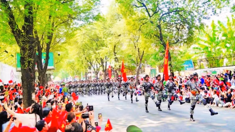 Nhân dân Thành phố Hồ Chí Minh và cả nước hân hoan, trong Lễ kỷ niệm 50 năm Ngày Giải phóng miền nam, thống nhất đất nước. (Ảnh THẾ ANH)