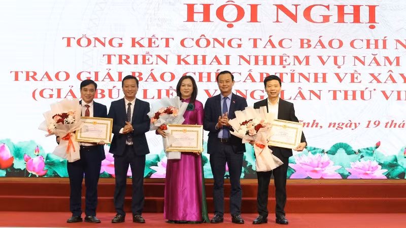 Ban Tổ chức trao thưởng cho các tập thể có thành tích xuất sắc trong công tác triển khai và tham gia Giải Búa liềm vàng lần thứ VII - năm 2024.