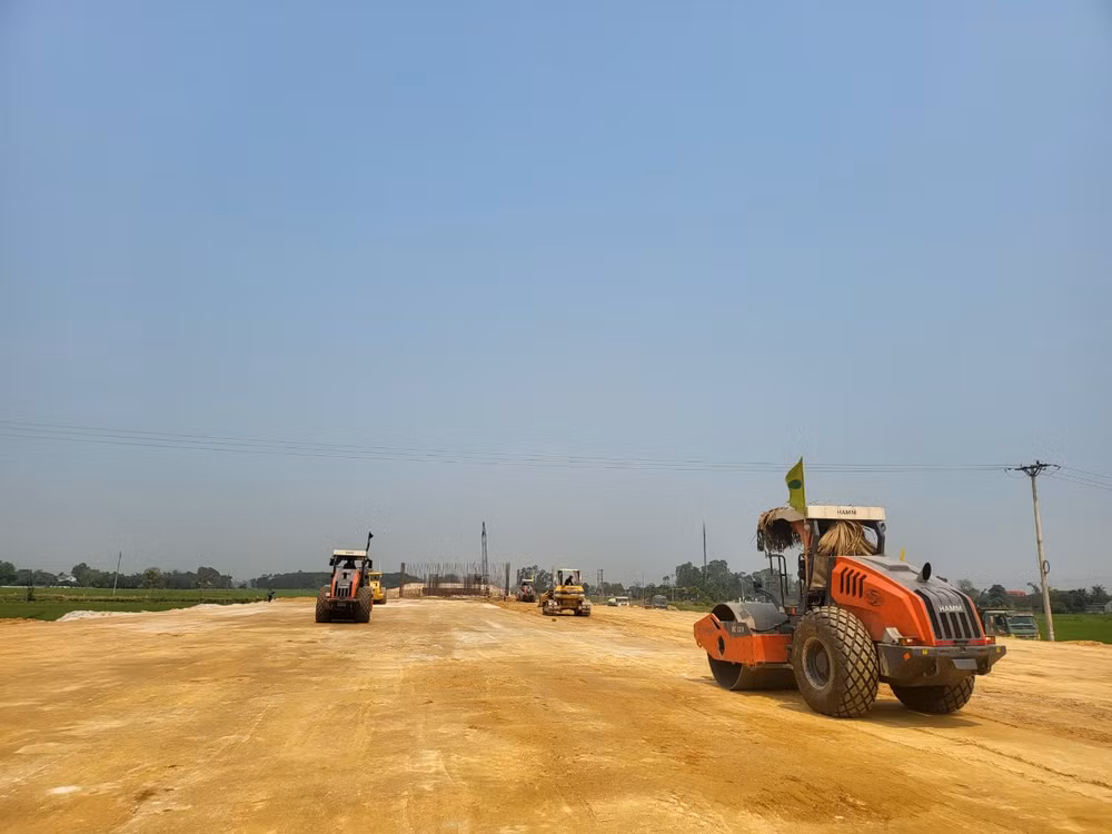 Các đơn vị huy động tối đa máy móc, phương tiện đẩy nhanh tiến độ triển khai dự án. Các đơn vị huy động tối đa máy móc, phương tiện đẩy nhanh tiến độ triển khai dự án.