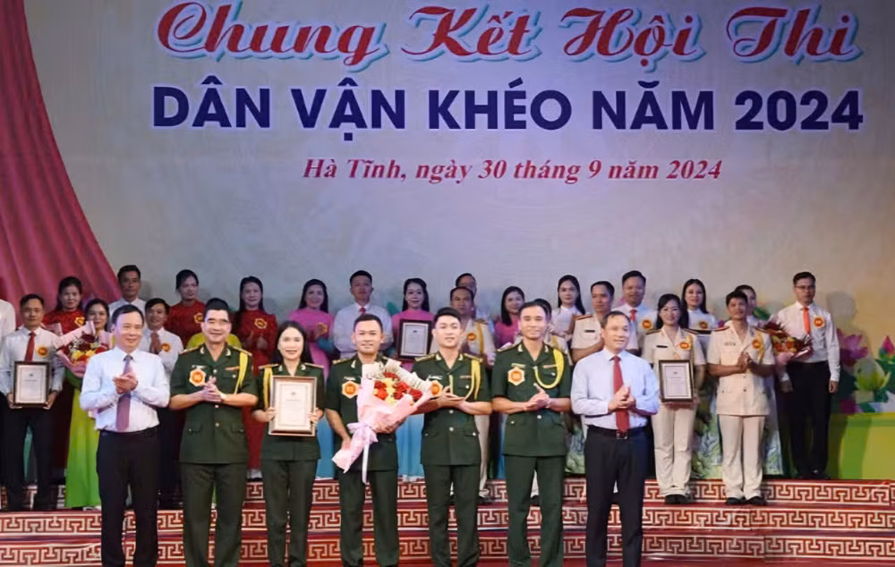 Các đồng chí lãnh đạo Ban Dân vận Trung ương, tỉnh Hà Tĩnh trao giải nhất hội thi cho đội thi Bộ đội Biên phòng Hà Tĩnh. Các đồng chí lãnh đạo Ban Dân vận Trung ương, tỉnh Hà Tĩnh trao giải nhất hội thi cho đội thi Bộ đội Biên phòng Hà Tĩnh.