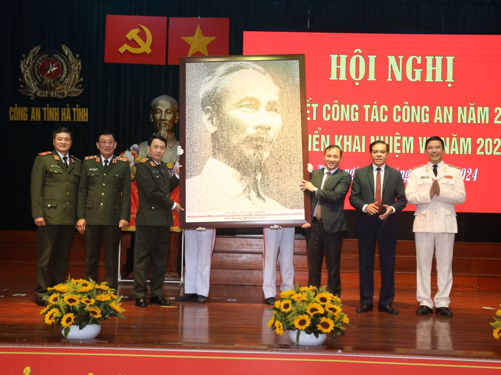 Các đồng chí lãnh đạo tỉnh Hà Tĩnh trao tặng Bộ Công an bức chân dung Bác Hồ.