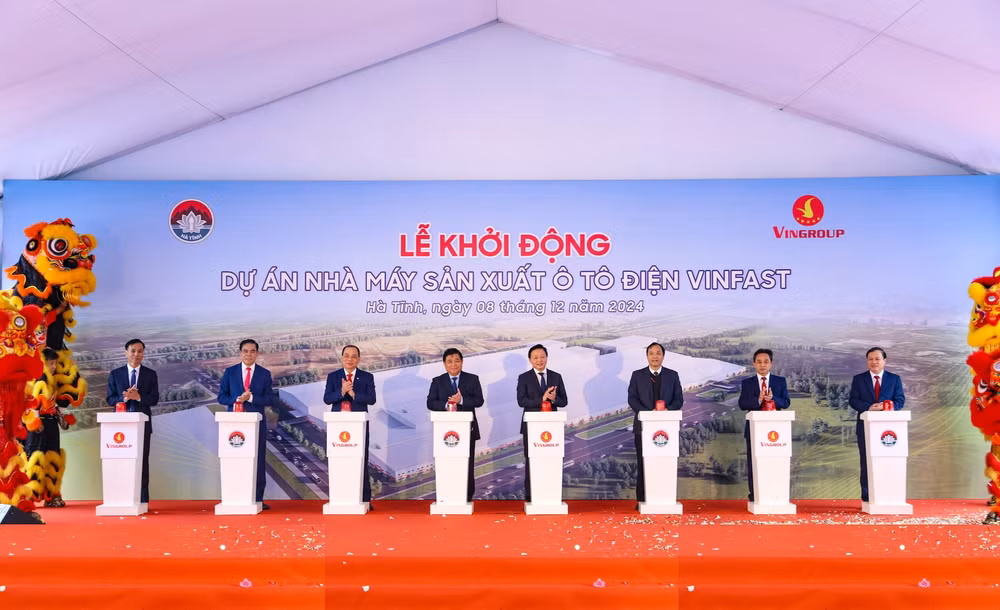 Phó Thủ tướng Chính phủ Trần Hồng Hà cùng đại diện lãnh đạo các bộ, ngành Trung ương, tỉnh Hà Tĩnh và Tập đoàn Vingroup thực hiện nghi lễ khởi động dự án.