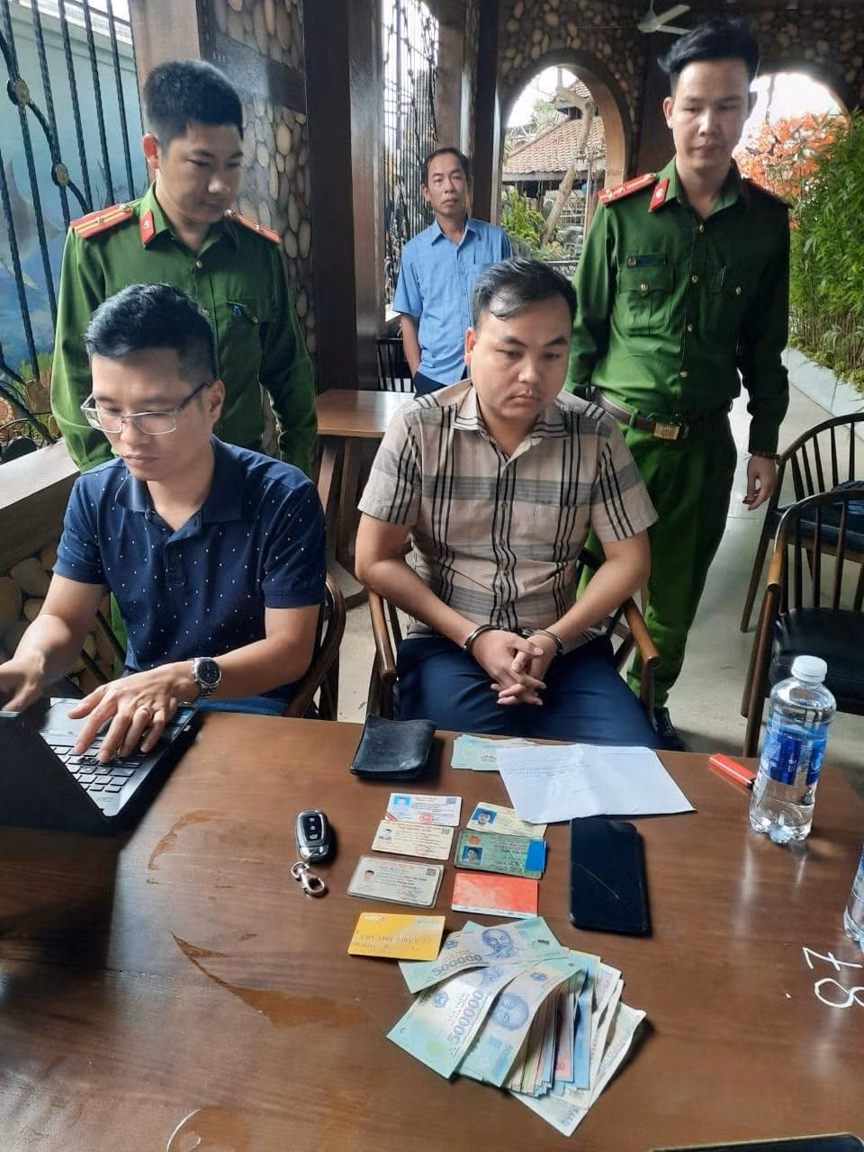Đối tượng Phạm Gia Thành và tang vật liên quan.