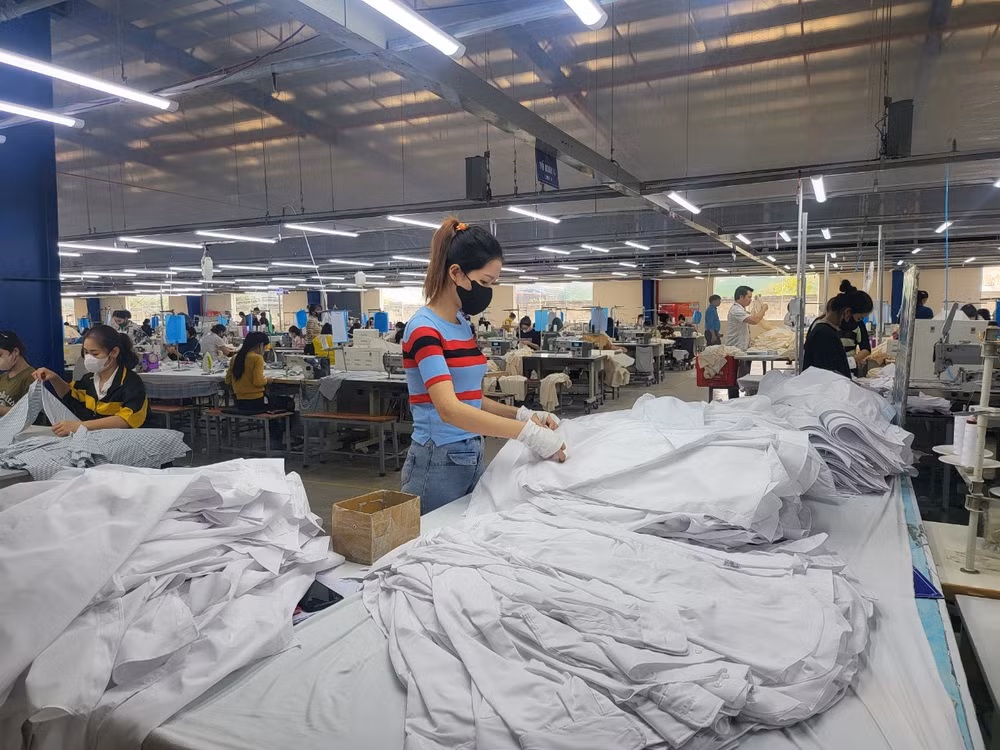 Không khí lao động khẩn trương tại xí nghiệp may 10 Hà Tĩnh.