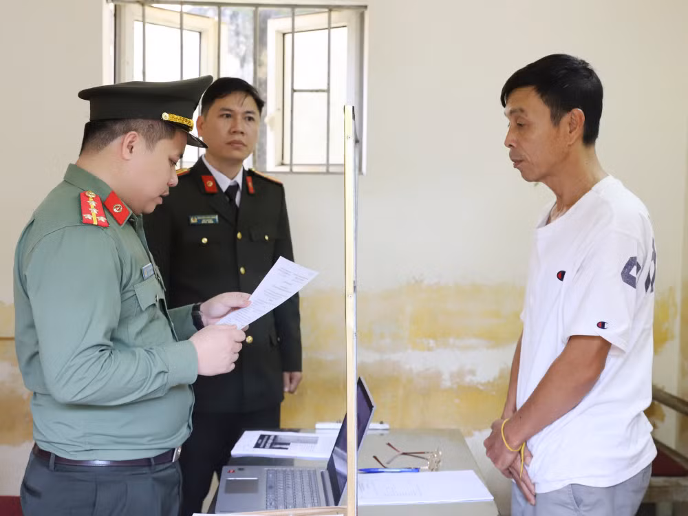 Cơ quan an ninh điều tra tống đạt quyết định khởi tố, bắt giam Phan Đình Sang.