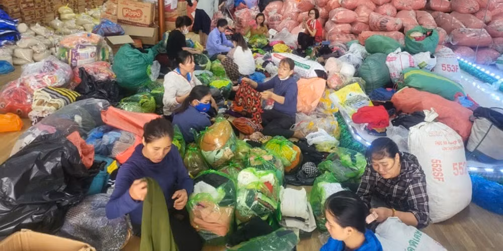 Người dân vùng biển Lộc Hà phân loại, đóng gói hàng cứu trợ. Người dân vùng biển Lộc Hà phân loại, đóng gói hàng cứu trợ.