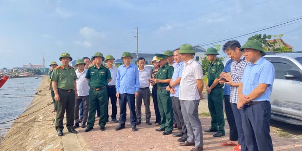 Lãnh đạo tỉnh Hà Tĩnh kiểm tra công tác ứng phó với bão số 4 tại cảng Cửa Sót (Lộc Hà). Lãnh đạo tỉnh Hà Tĩnh kiểm tra công tác ứng phó với bão số 4 tại cảng Cửa Sót (Lộc Hà).