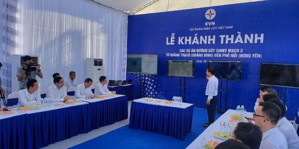 Đại diện lãnh đạo EVN giới thiệu tổng thể dự án đường dây 500KV mạch 3 từ Quảng Trạch đến Phố Nối với Phó Thủ tướng và các đại biểu dự lễ khánh thành tại điểm cầu Hà Tĩnh.