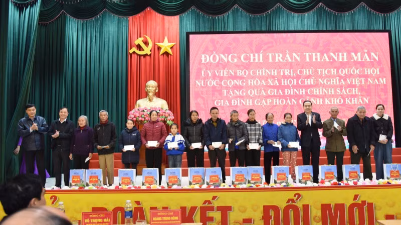 Đồng chí Chủ tịch Quốc hội Trần Thanh Mẫn và các thành viên đoàn công tác tặng quà cho các gia đình chính sách trên địa bàn.