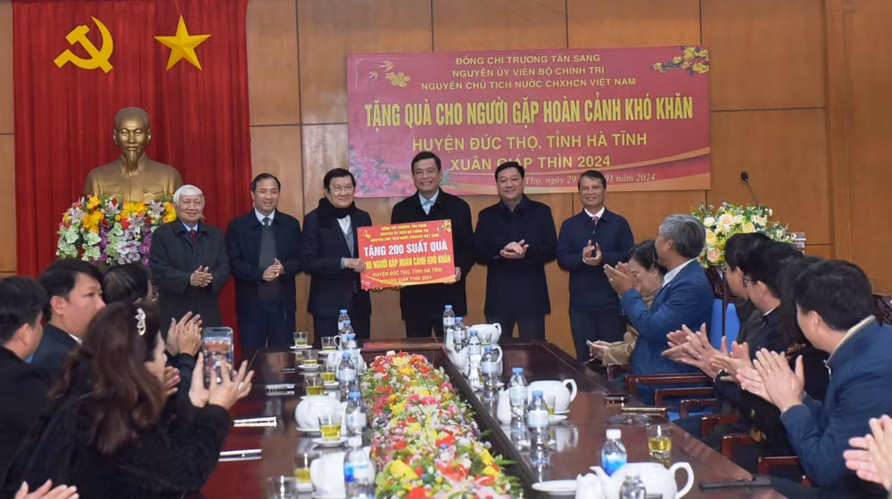 Nguyên Chủ tịch nước Trương Tấn Sang trao biểu trưng tặng 200 suất quà Tết cho các hộ gia đình gặp hoàn cảnh khó khăn ở Đức Thọ.