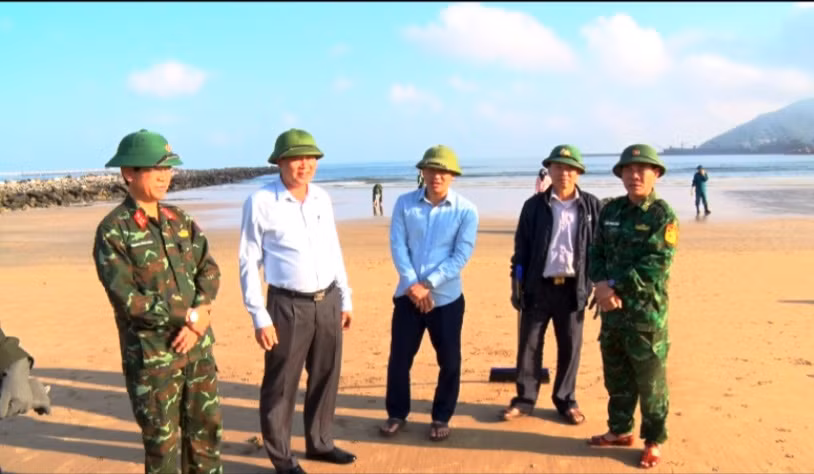 Đại diện lãnh đạo thị xã Kỳ Anh trực tiếp chỉ đạo giám sát công tác thu gom dầu tràn.